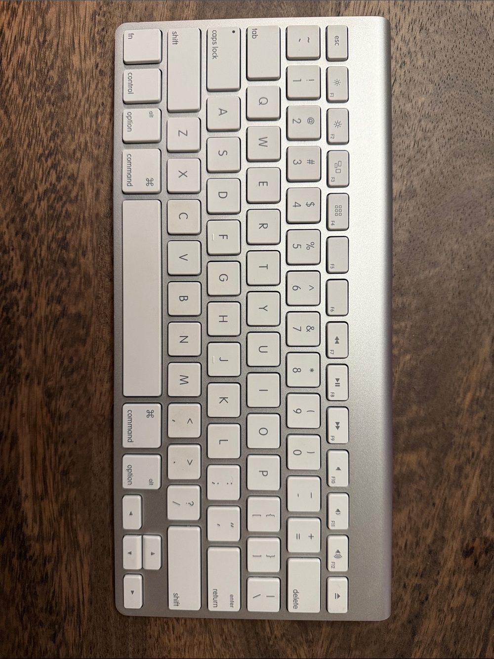Apple Slim Wireless Keyboard in Silver and White Model A1314